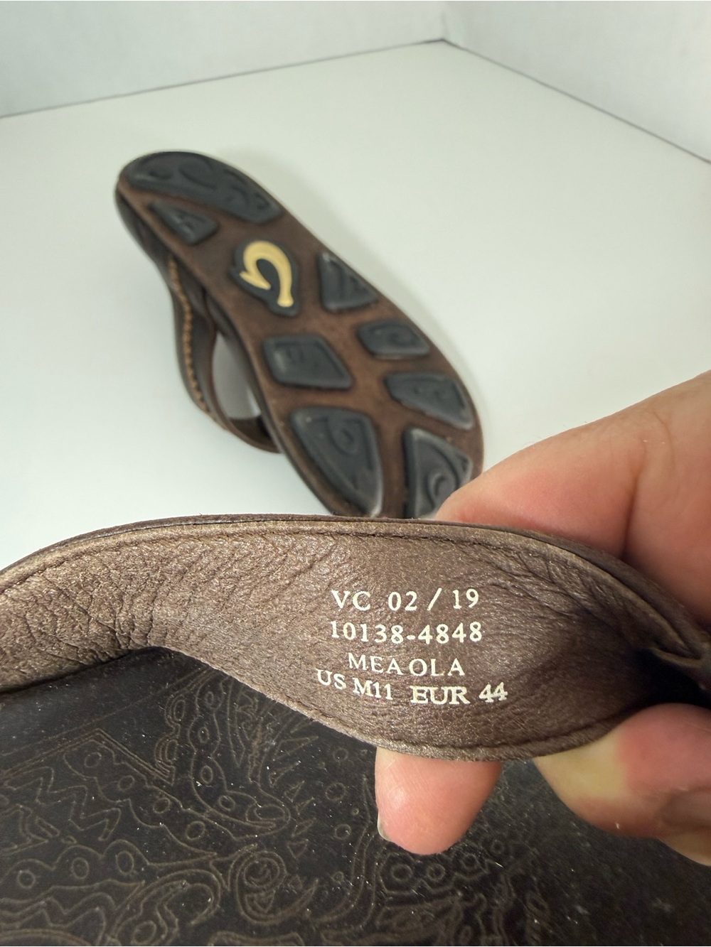 OluKai Dark Brown Leather Men’s Flip-Flops with Tan Stitching - Picture 7 of 8